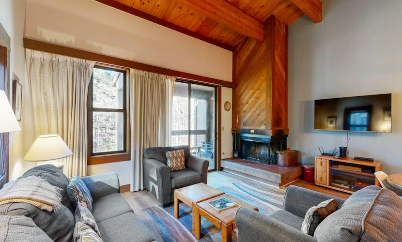 Cozy, updated condo with pool, hot tub, on-site golf, sauna & mountain views