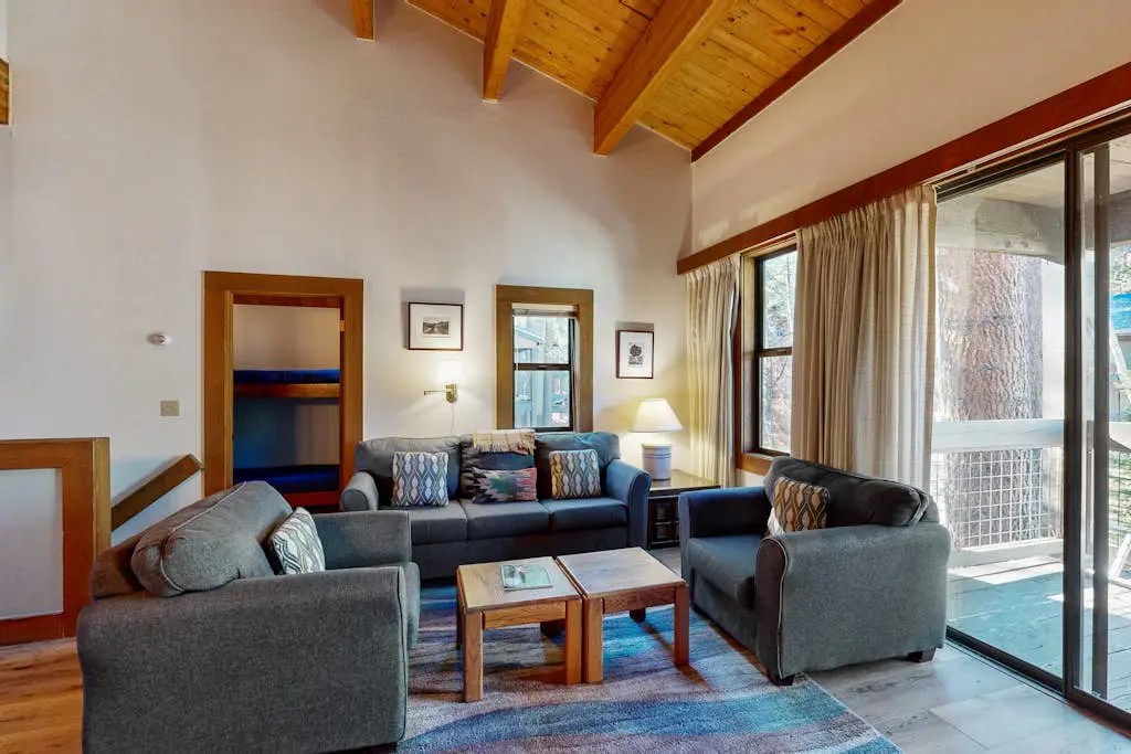 Cozy, updated condo with pool, hot tub, on-site golf, sauna & mountain views