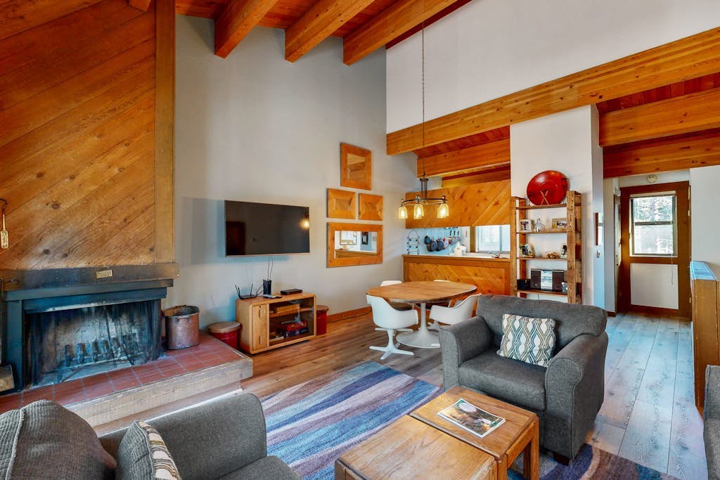 Cozy, updated condo with pool, hot tub, on-site golf, sauna & mountain views