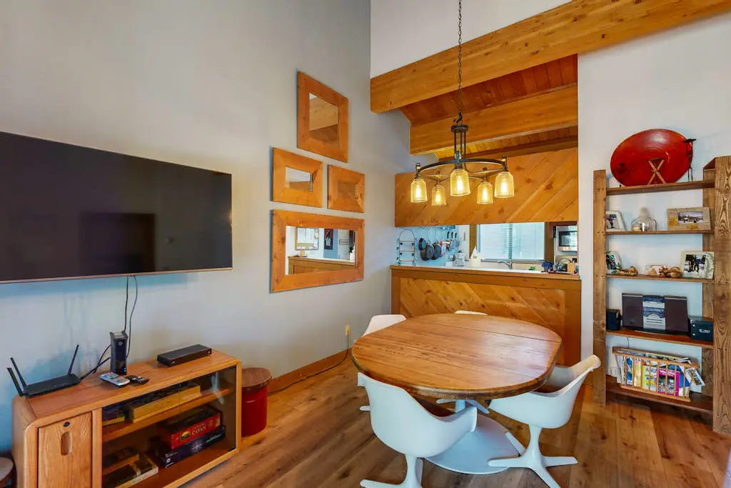 Cozy, updated condo with pool, hot tub, on-site golf, sauna & mountain views