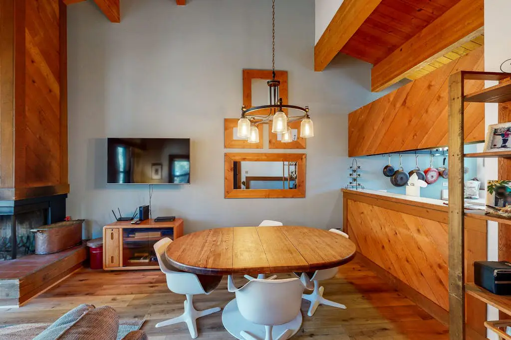 Cozy, updated condo with pool, hot tub, on-site golf, sauna & mountain views