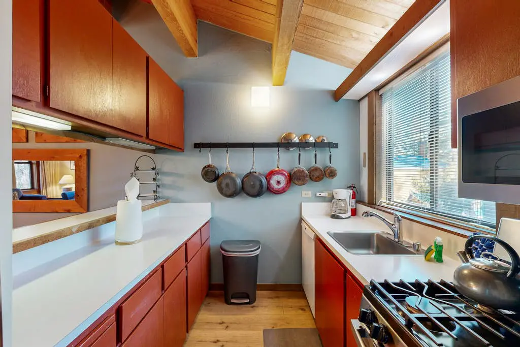 Cozy, updated condo with pool, hot tub, on-site golf, sauna & mountain views