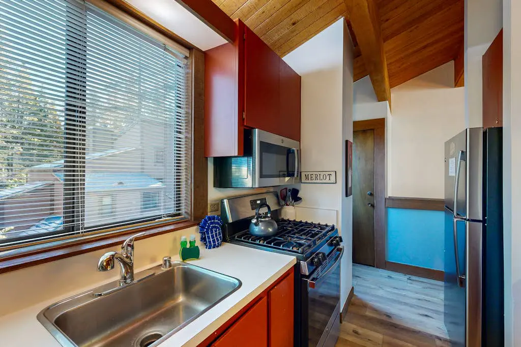 Cozy, updated condo with pool, hot tub, on-site golf, sauna & mountain views