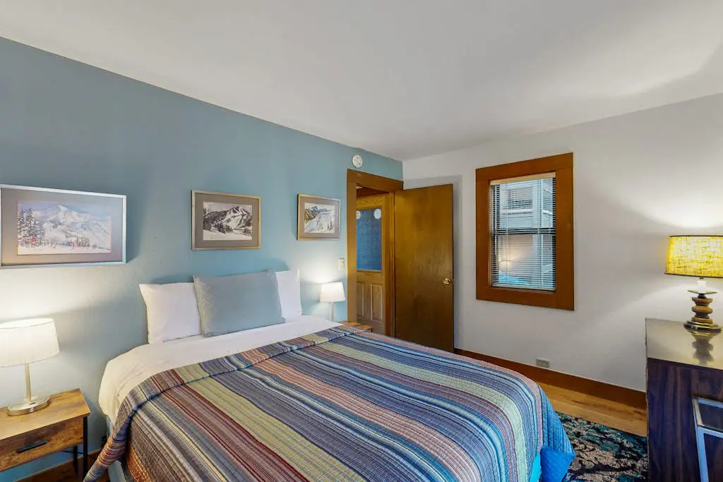 Cozy, updated condo with pool, hot tub, on-site golf, sauna & mountain views