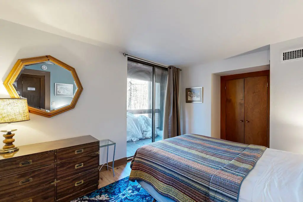 Cozy, updated condo with pool, hot tub, on-site golf, sauna & mountain views