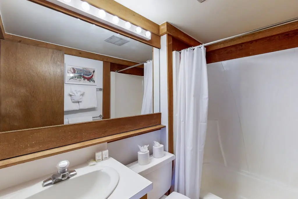 Cozy, updated condo with pool, hot tub, on-site golf, sauna & mountain views