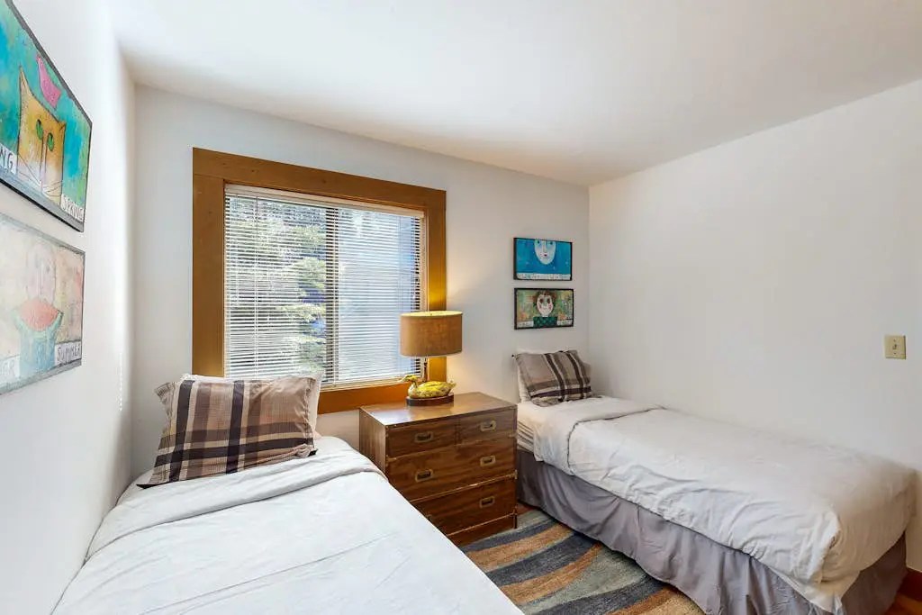 Cozy, updated condo with pool, hot tub, on-site golf, sauna & mountain views