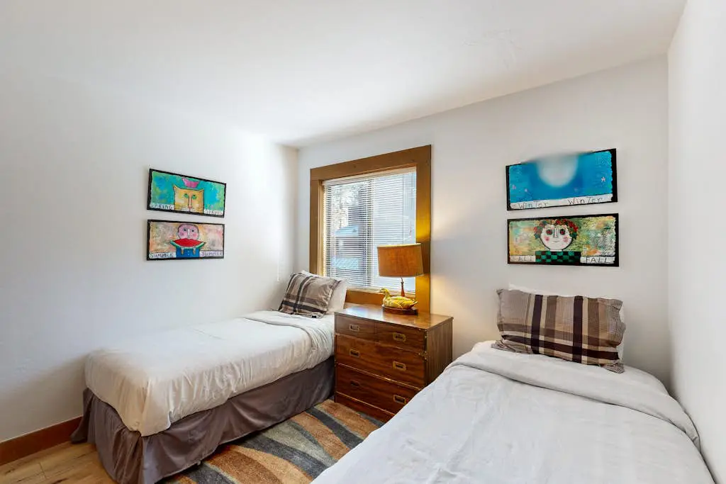Cozy, updated condo with pool, hot tub, on-site golf, sauna & mountain views