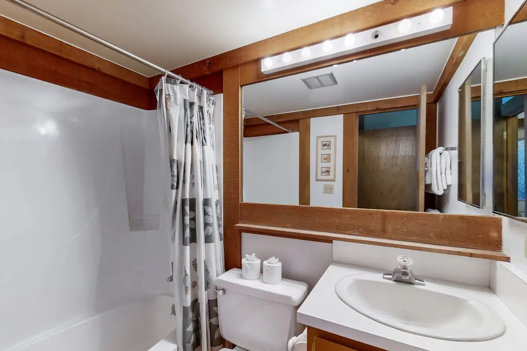 Cozy, updated condo with pool, hot tub, on-site golf, sauna & mountain views