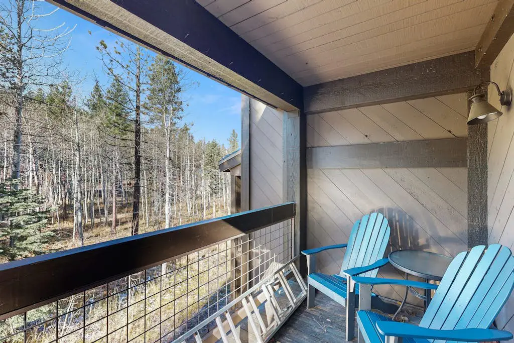 Cozy, updated condo with pool, hot tub, on-site golf, sauna & mountain views