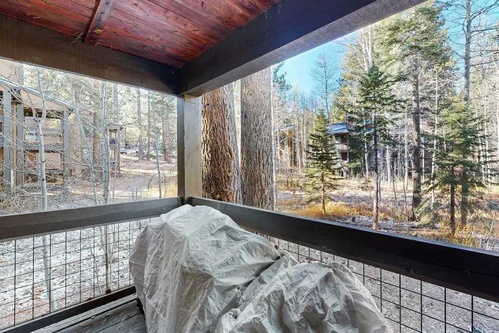 Cozy, updated condo with pool, hot tub, on-site golf, sauna & mountain views