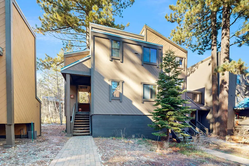 Cozy, updated condo with pool, hot tub, on-site golf, sauna & mountain views