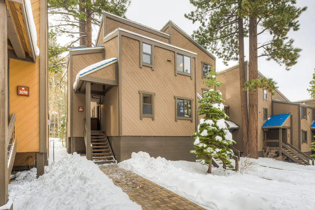 Cozy, updated condo with pool, hot tub, on-site golf, sauna & mountain views
