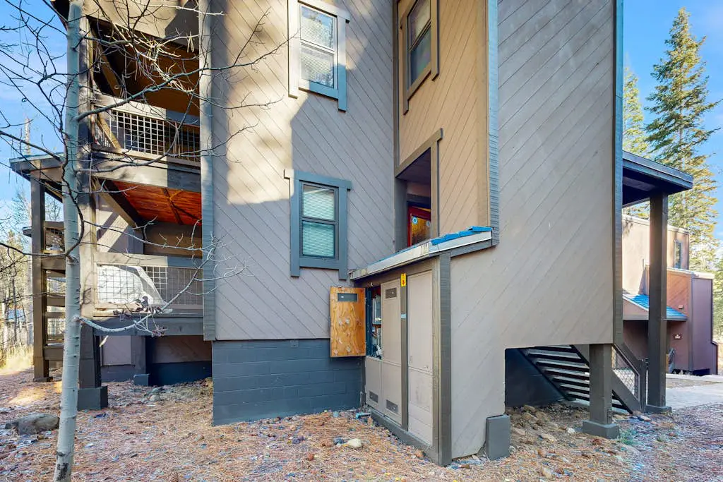 Cozy, updated condo with pool, hot tub, on-site golf, sauna & mountain views