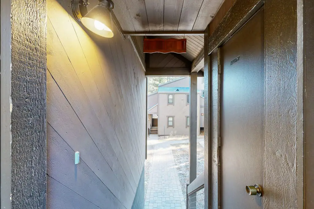Cozy, updated condo with pool, hot tub, on-site golf, sauna & mountain views