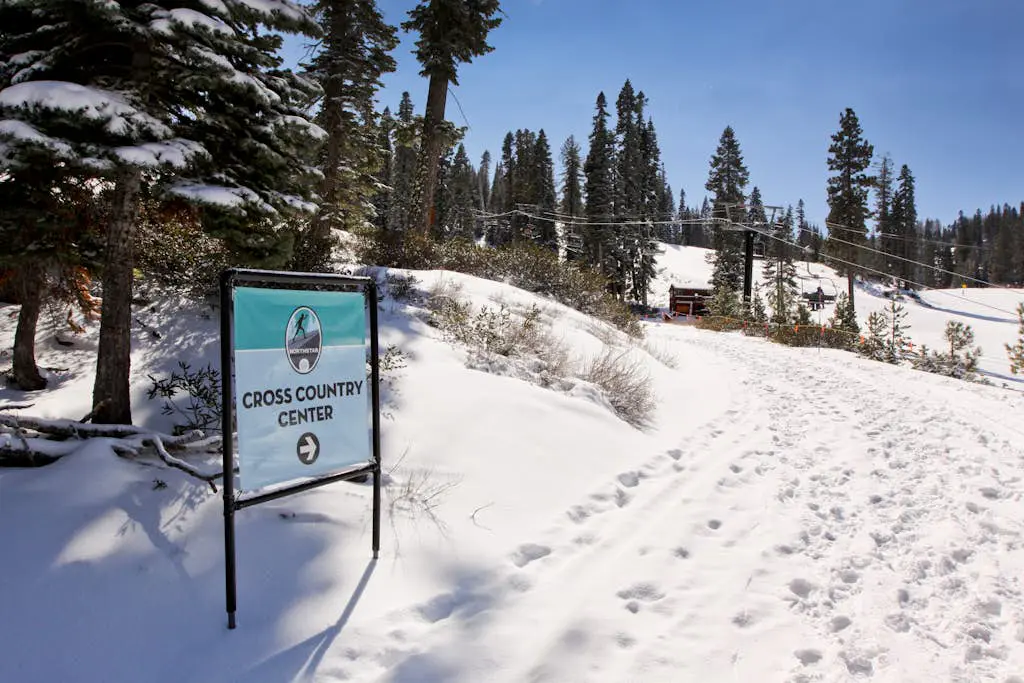Cozy, updated condo with pool, hot tub, on-site golf, sauna & mountain views