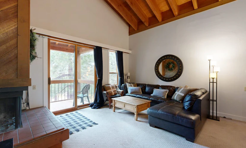 Mountain Condo with Fireplace, Balcony, WiFi