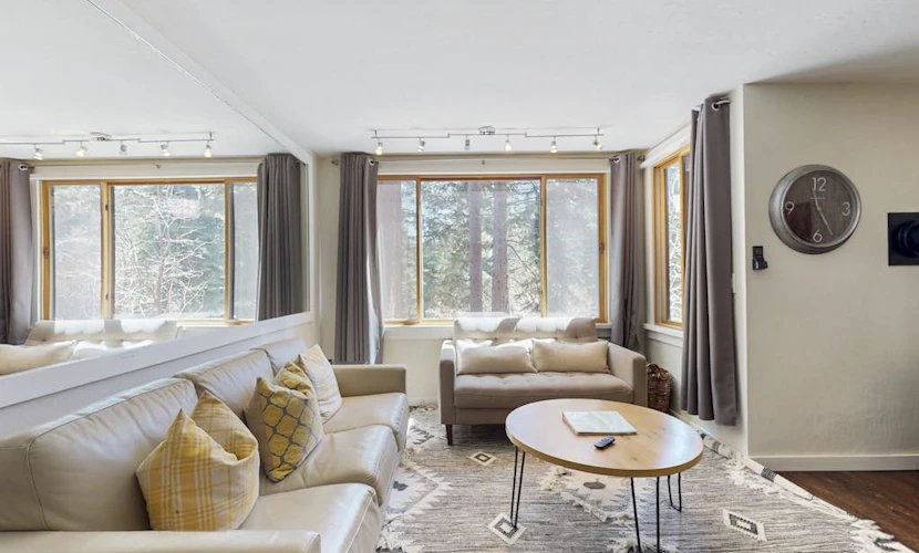 Adorable & stylish ski-in/out condo with fireplace