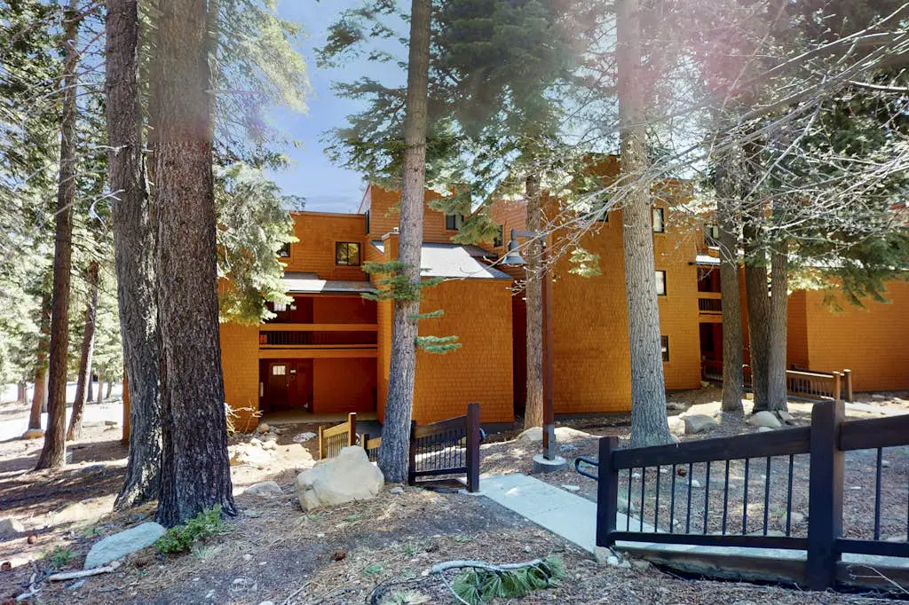 Adorable & stylish ski-in-ski-out condo with fireplace