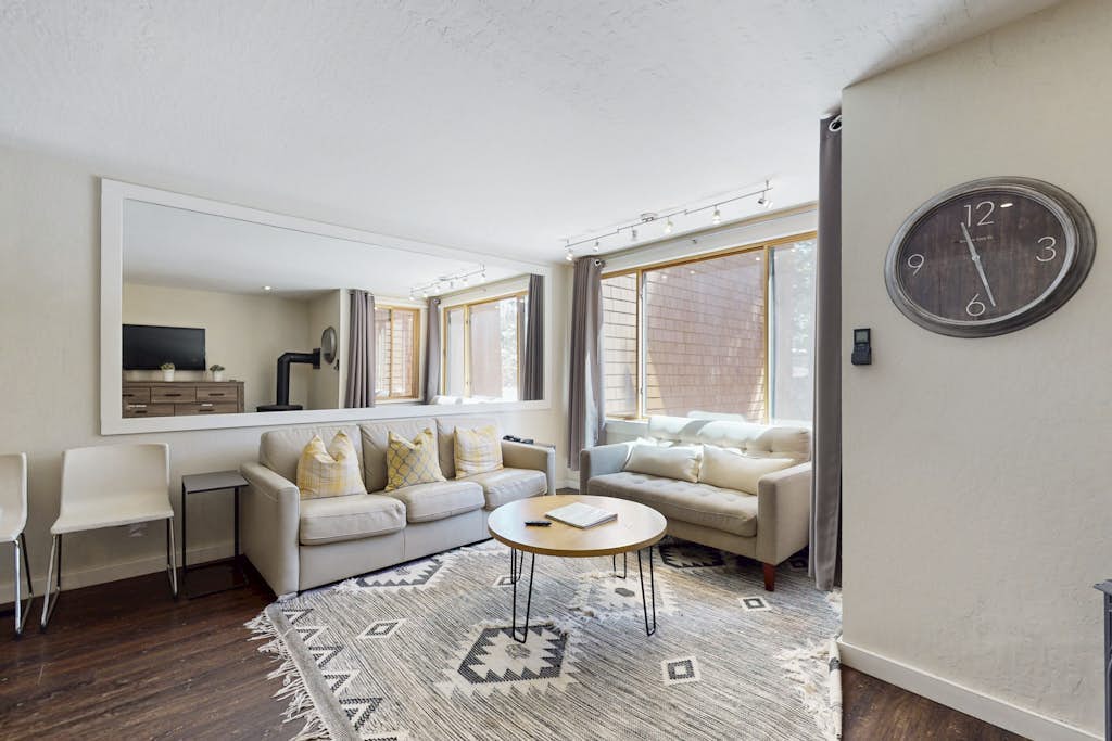 Adorable & stylish ski-in/out condo with fireplace