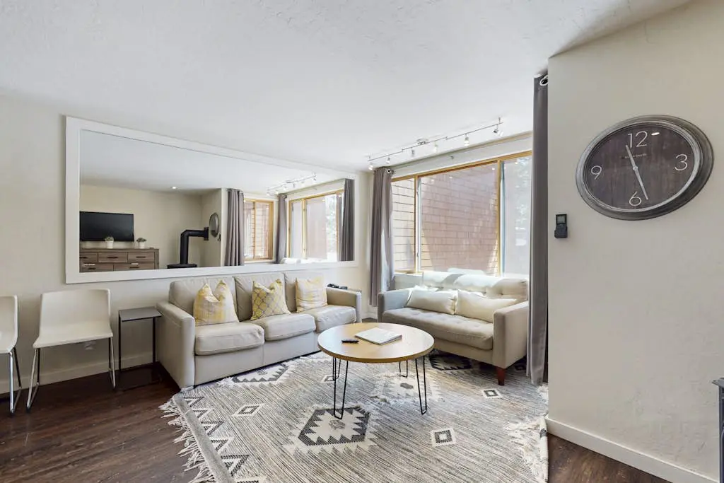 Adorable & stylish ski-in-ski-out condo with fireplace
