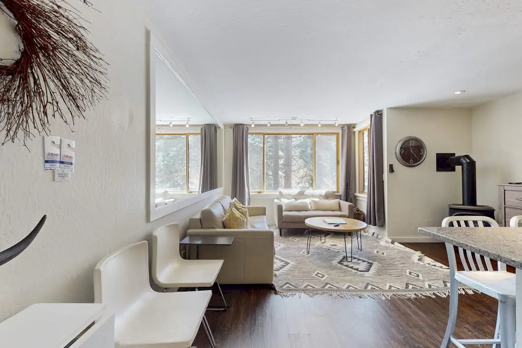 Adorable & stylish ski-in-ski-out condo with fireplace
