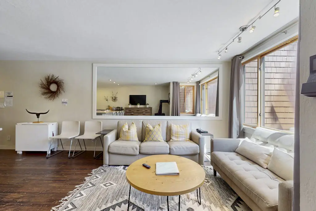 Adorable & stylish ski-in-ski-out condo with fireplace