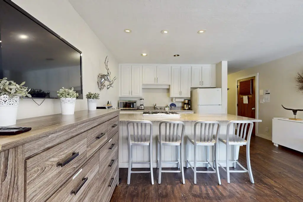 Adorable & stylish ski-in-ski-out condo with fireplace