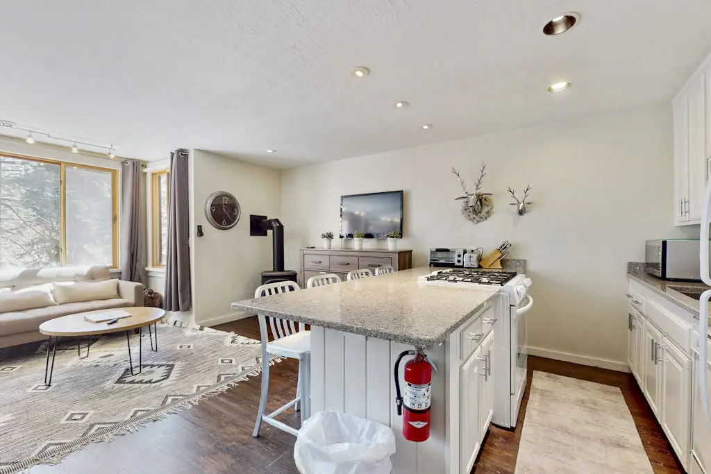 Adorable & stylish ski-in-ski-out condo with fireplace