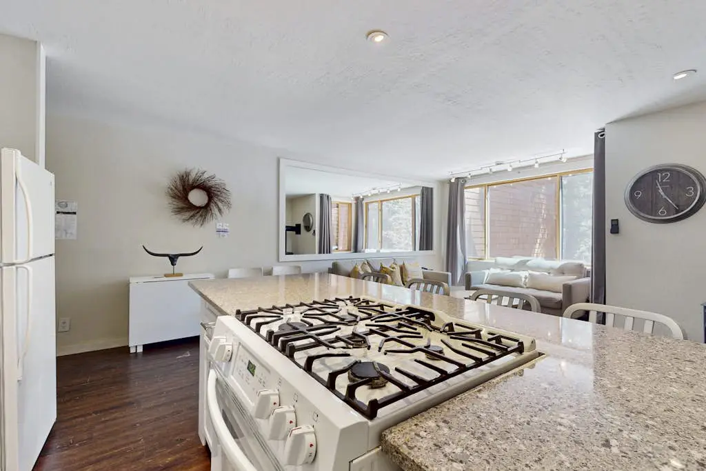 Adorable & stylish ski-in-ski-out condo with fireplace