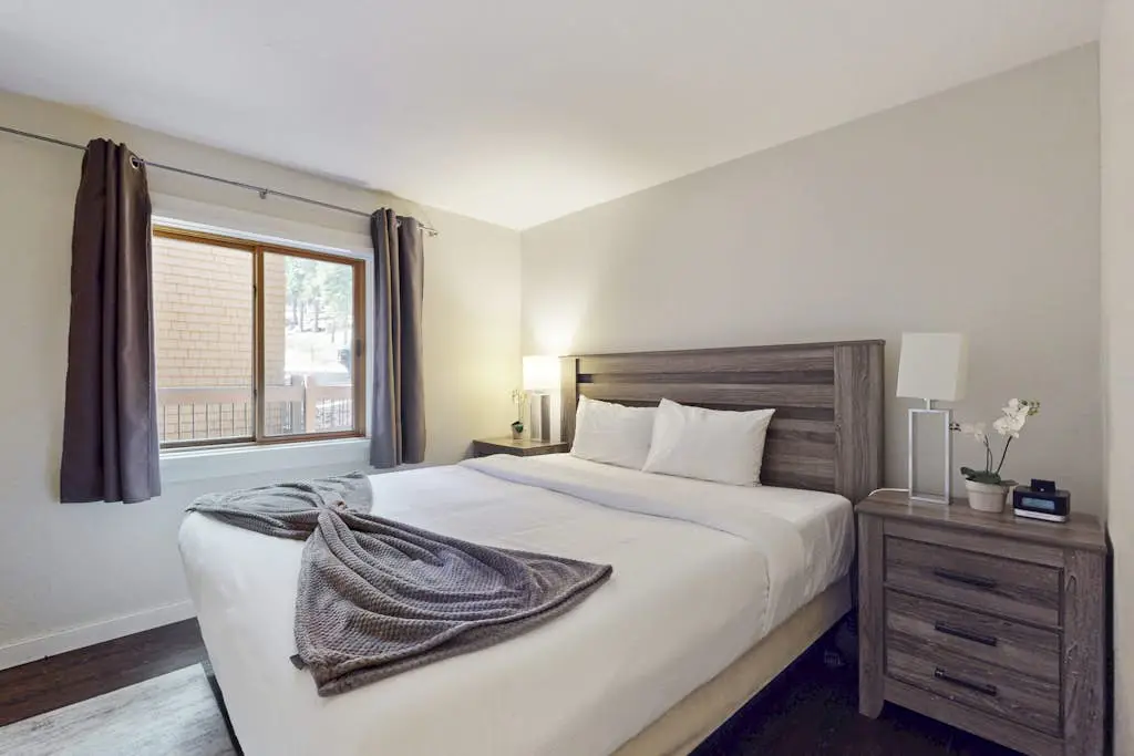 Adorable & stylish ski-in-ski-out condo with fireplace