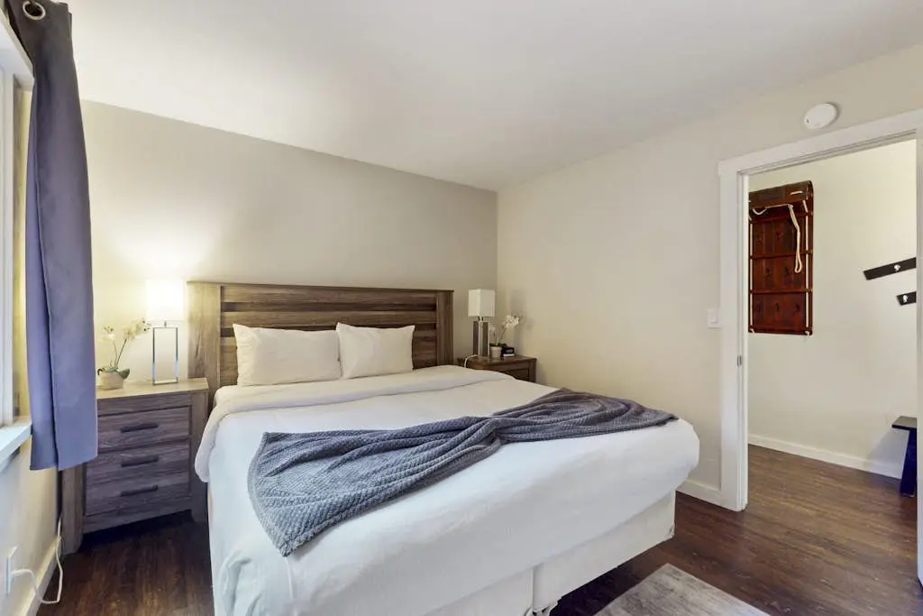 Adorable & stylish ski-in-ski-out condo with fireplace