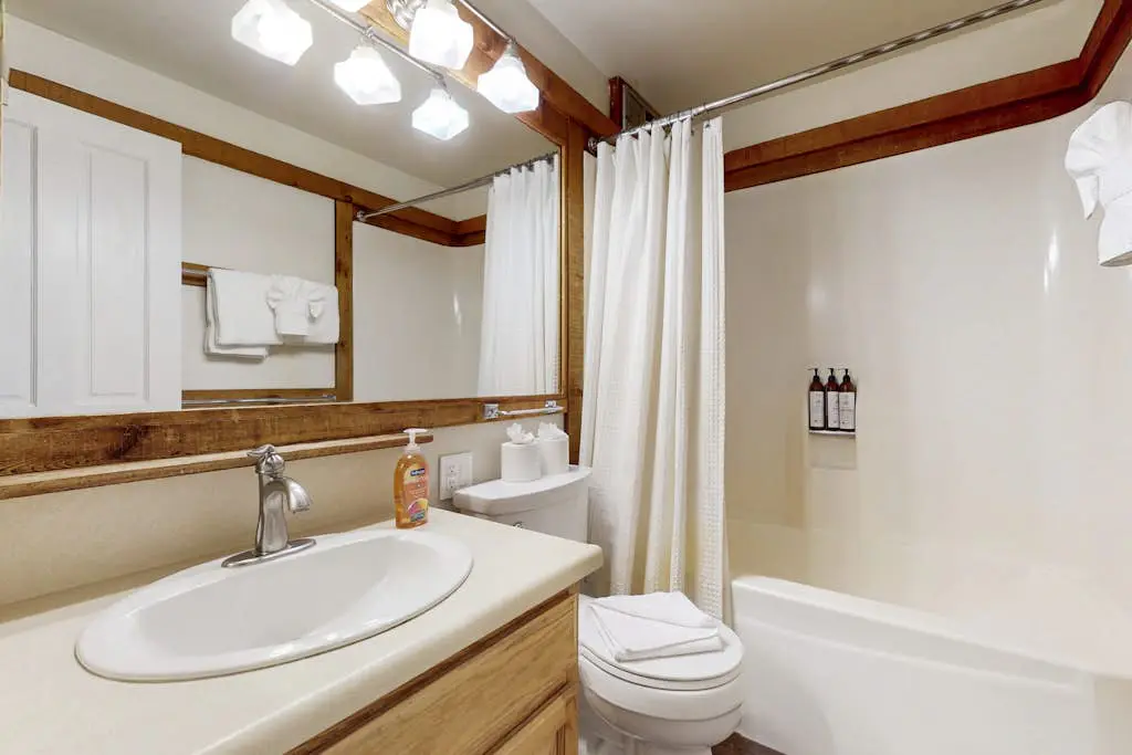 Adorable & stylish ski-in-ski-out condo with fireplace
