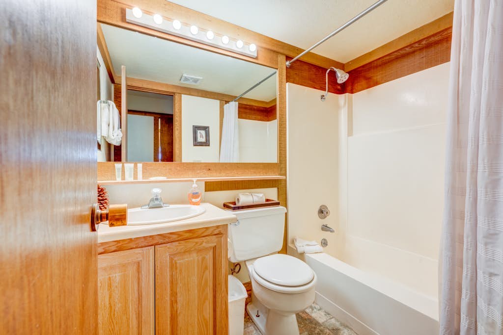 Cozy retreat with hot tub & washer&dryer - near skiing, hiking, lake & golf