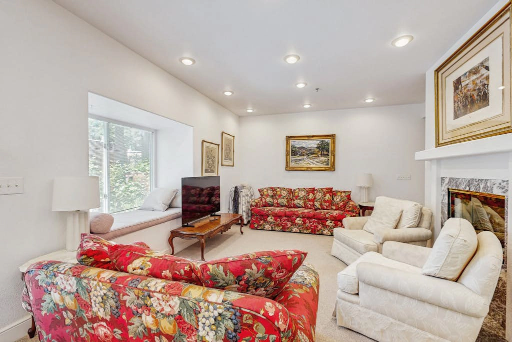 Family-Friendly townhouse near lake - convenient & walkable location
