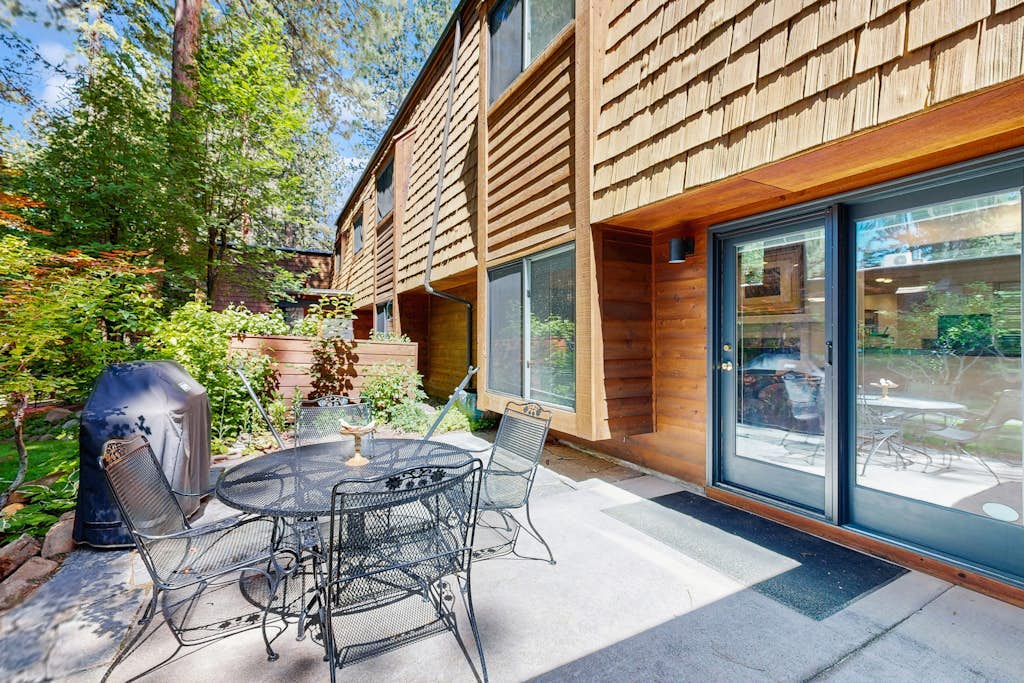 Family-Friendly townhouse near lake - convenient & walkable location
