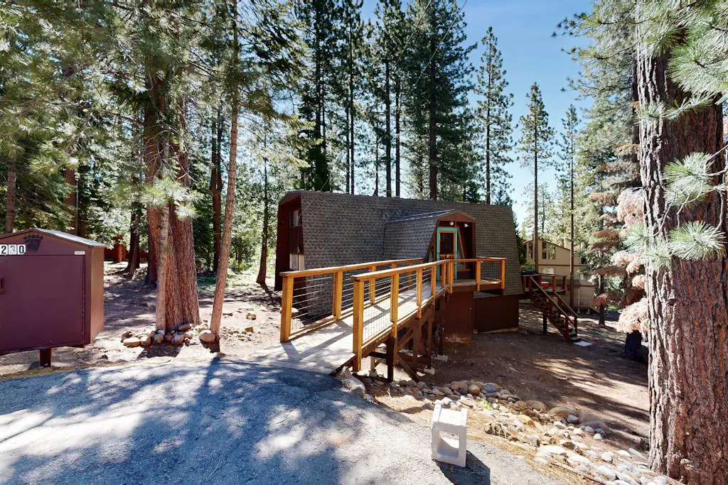 Woodland home in quiet location with deck, fireplace & entertainment options