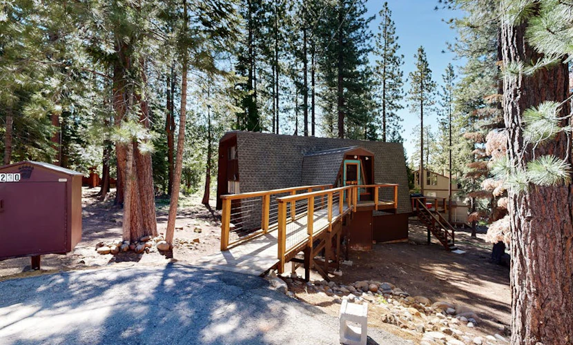 Woodland home in quiet location with deck, fireplace & entertainment options