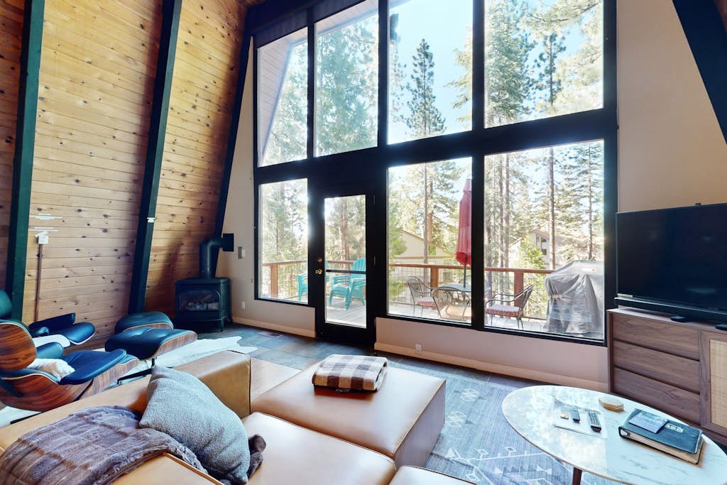 Woodland home in quiet location with deck, fireplace & entertainment options