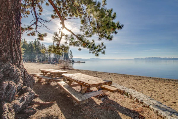 Woodland home in quiet location with deck, fireplace & entertainment options