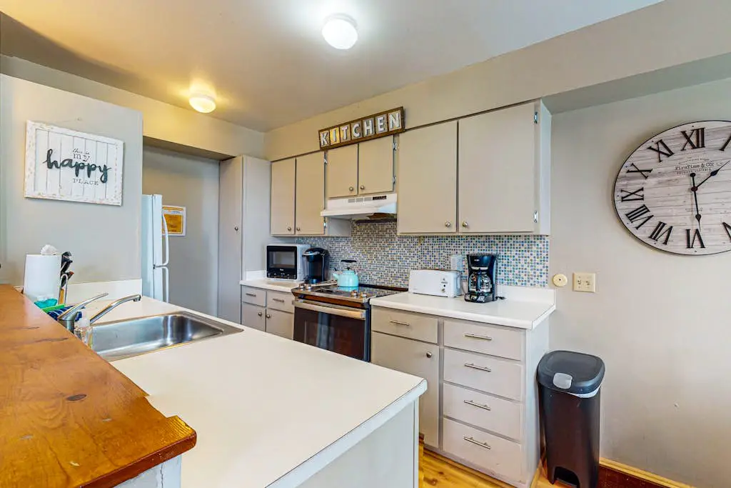 Family-Friendly Condo with Pool, Tennis, Deck & Walk to Beach Access