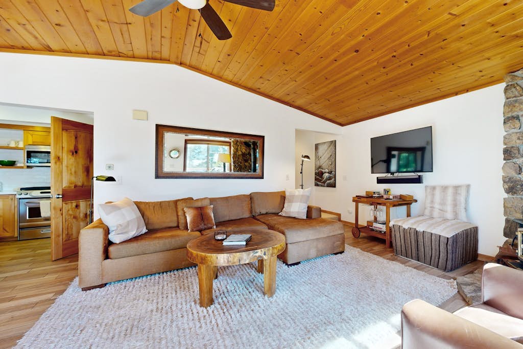 Forest getaway with spectacular lake view, 2 decks & hot tub - near Kings Beach