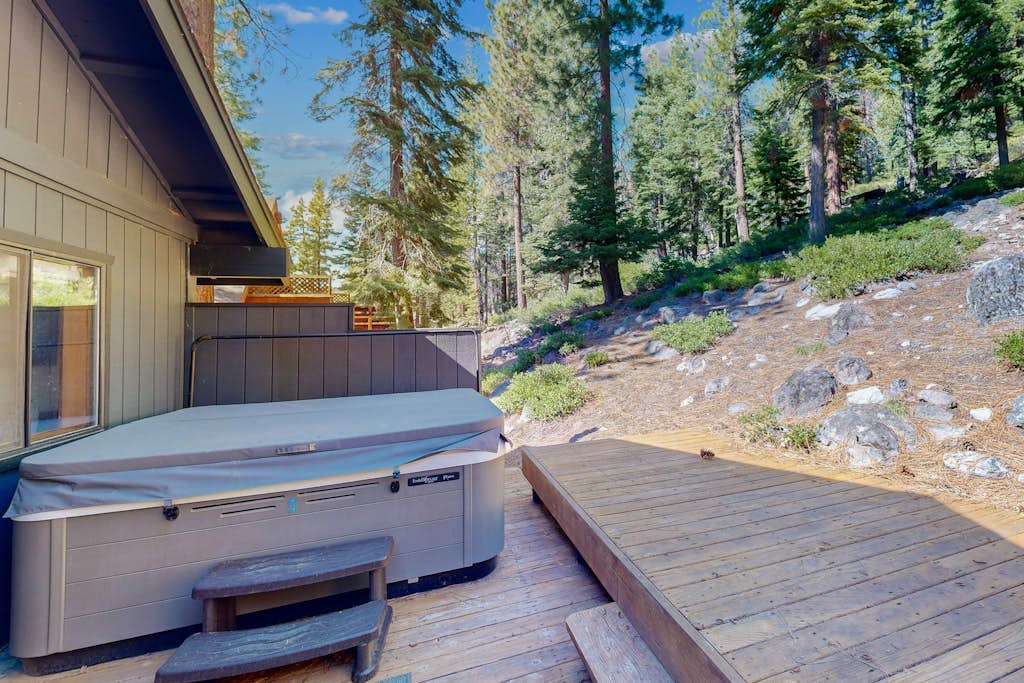 Forest getaway with spectacular lake view, 2 decks & hot tub - near Kings Beach
