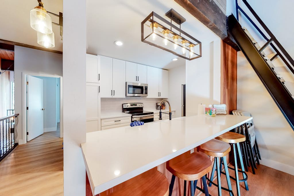Mountain Home with Gas Fireplace, Fast WiFi, Balcony, Shared Pool, Tennis