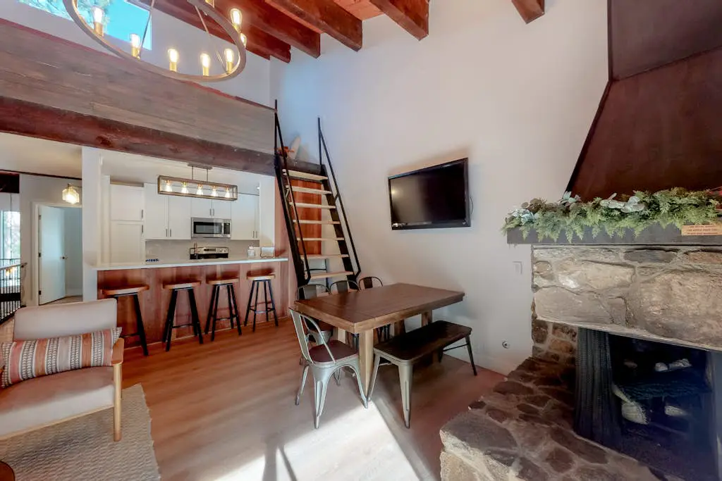 Mountain Home with Gas Fireplace, Fast WiFi, Balcony, Shared Pool, Tennis