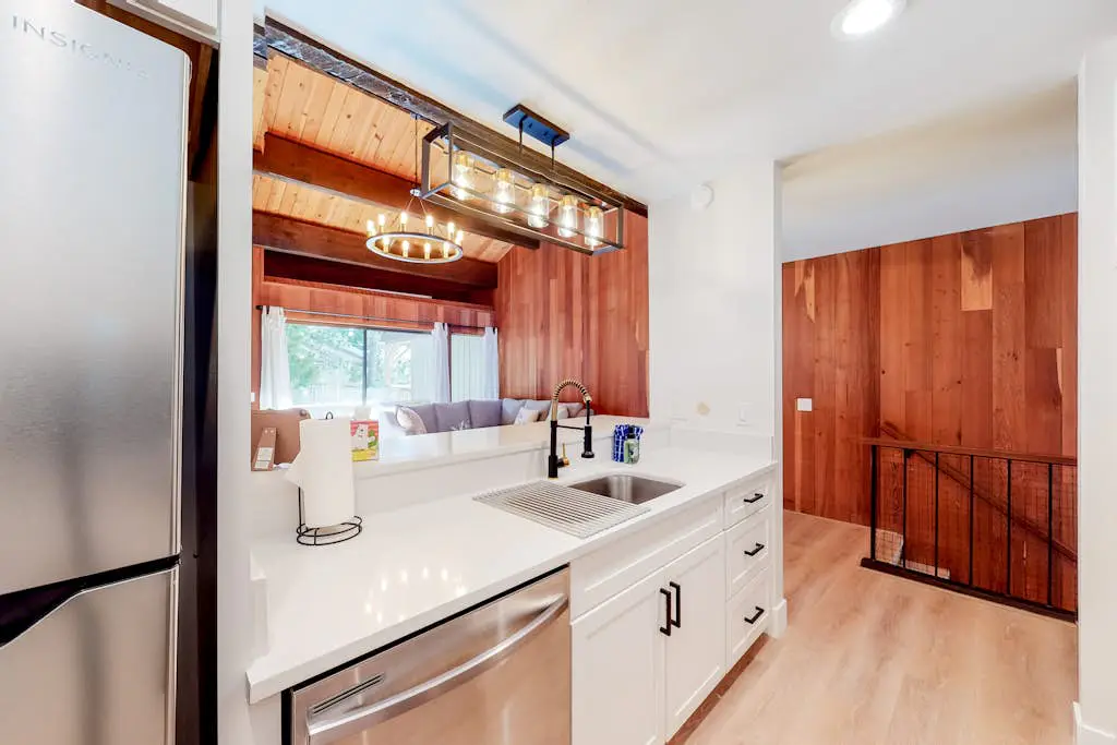 Mountain Home with Gas Fireplace, Fast WiFi, Balcony, Shared Pool, Tennis