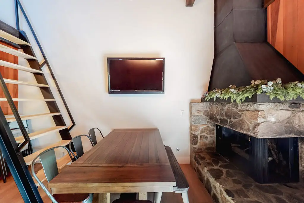 Mountain Home with Gas Fireplace, Fast WiFi, Balcony, Shared Pool, Tennis
