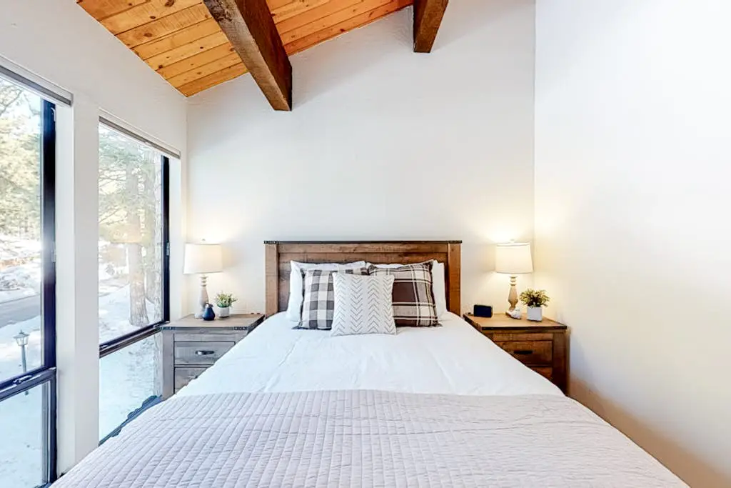 Mountain Home with Gas Fireplace, Fast WiFi, Balcony, Shared Pool, Tennis