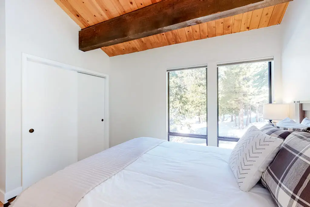 Mountain Home with Gas Fireplace, Fast WiFi, Balcony, Shared Pool, Tennis