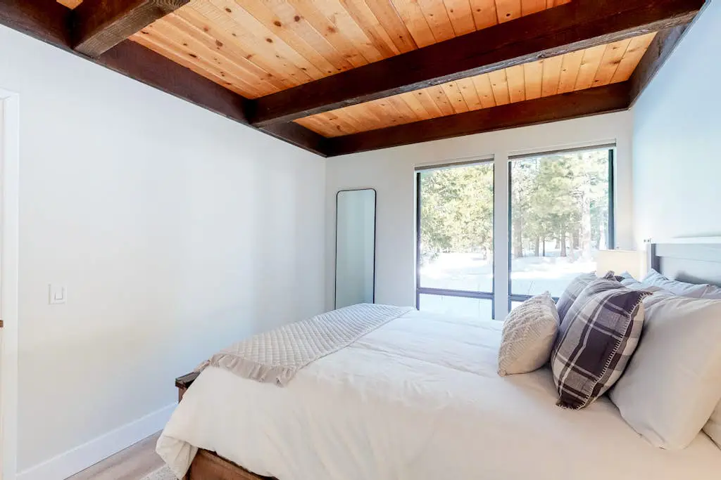 Mountain Home with Gas Fireplace, Fast WiFi, Balcony, Shared Pool, Tennis